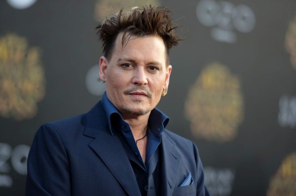 Johnny Depp visita a niños enfermos