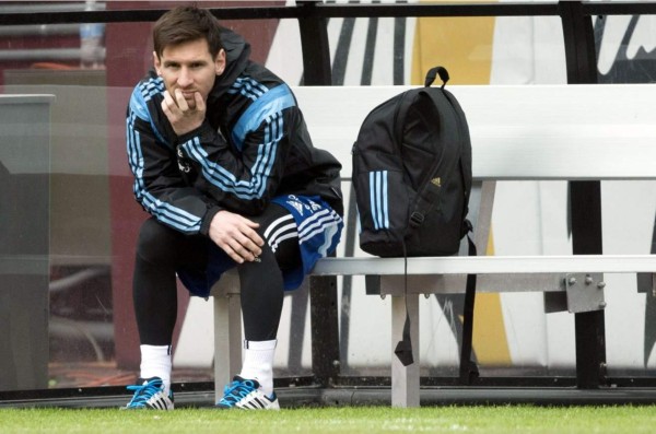 Messi mejora de sus molestias en el pie, según el Barcelona