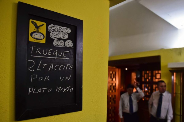 'Dos litros de aceite por un almuerzo', los truques en Venezuela