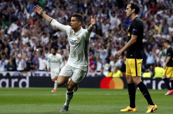 GRA294. MADRID, 02/05/2017.- El delantero portugués del Real Madrid Cristiano Ronaldo celebra el primer gol ante el Atlético de Madrid, durante el partido de ida de semifinales de la Liga de Campeones que se juega hoy en el estadio Santiago Bernabéu. EFE/Chema Moya