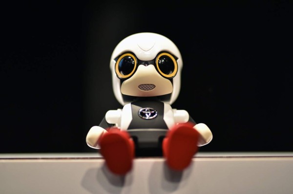 FRA17. Tokyo (Japan), 27/08/2016.- A picture made available 03 October 2016 shows a 'Kirobo Mini' robot on display during a press conference in Tokyo, Japan, 27 September 2016. The giant carmaker is to put on sale its communication compact robot Kirobo Mini across Japan in 2017 with presales organized at a price of 39,800 yen (around 350 euros). Kirobo mini is capable of having casual conversations, remember past events and react to user emotions while its small size allows the robot to be taken anywhere. (Tokio, Japón) EFE/EPA/FRANCK ROBICHON (Tokio, Japón) EFE/EPA/FRANCK ROBICHON