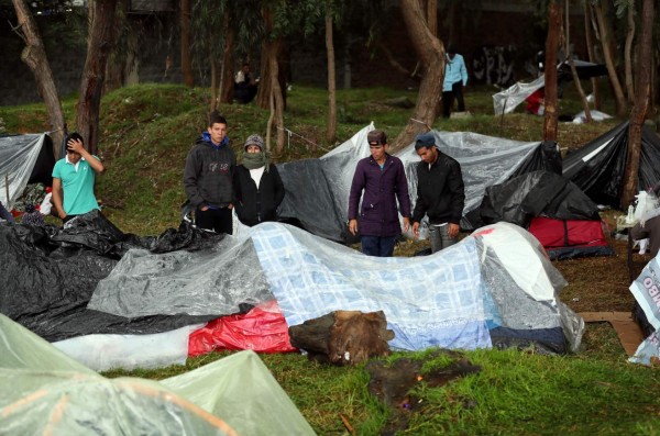 A la sombra de su sueño, venezolanos acampan en Bogotá y esperan un futuro