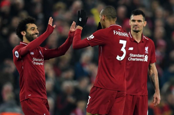 Salah y Fabinho festejando uno de los goles del partido. Foto AFP