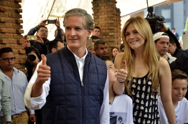 Mexico State candidate for governor for the Institutional Revolutionary Party (PRI) Alfredo del Mazo, votes at a polling station in Huixquilucan, Mexico State on June 4, 2017, during state election. Mexico's ruling party risks humiliation Sunday in President Enrique Pena Nieto's home state in a gubernatorial vote that could give a giant boost to leftist presidential hopeful Andres Manuel Lopez Obrador. / AFP PHOTO / JUAN HERNANDEZ MERCADO