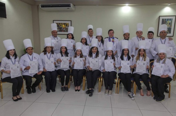 Escuela gradúa nuevos profesionales de la gastronomía