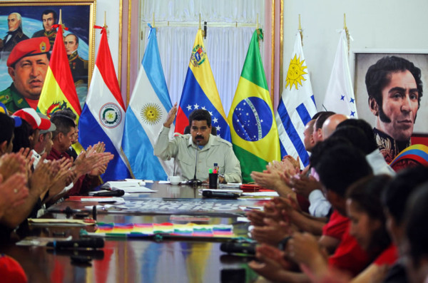 Presidente venezolano expulsa a tres funcionarios consulares de EUA