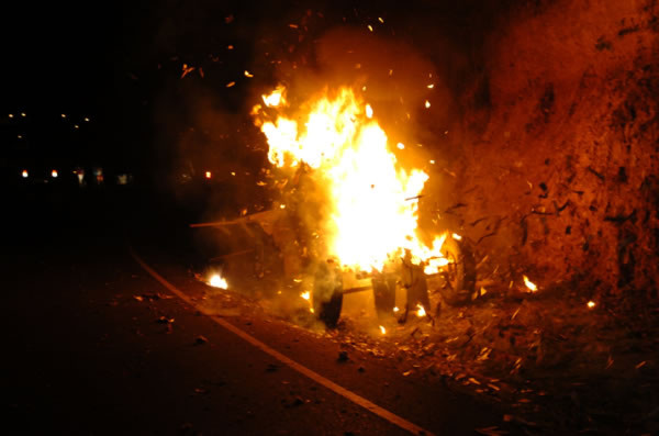 Hondureños queman figuras de Zelaya y Chávez