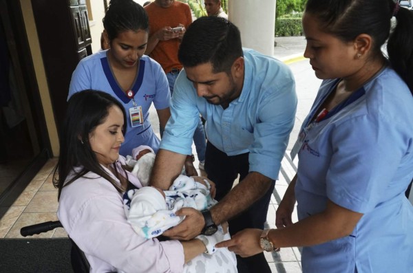 Cuatrillizos y su madre ya duermen en su casa y están saludables