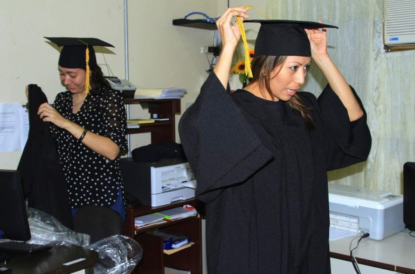 Más de 300 se gradúan hoy de pregrado en la Unah-vs