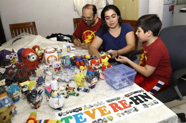 Convierten la cartulina en réplicas de héroes infantiles