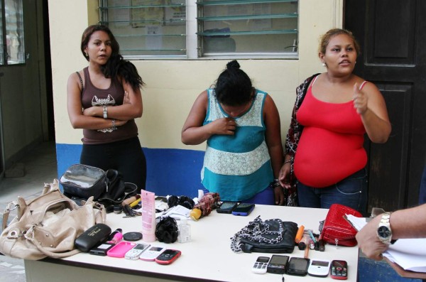 Apresan a mujeres cuando asaltaban autobús que cubre ruta de La Lima