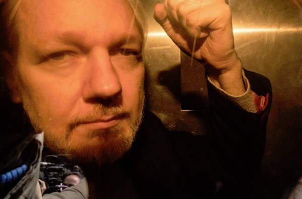 Reino Unido firma la orden de extradición de Assange a EEUU