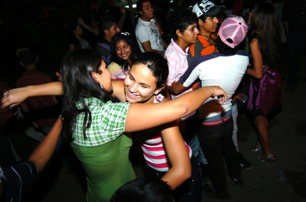 Hondureños queman figuras de Zelaya y Chávez