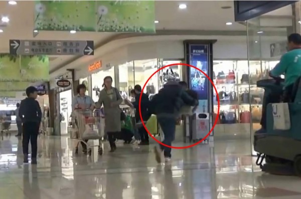 La reacción de la gente ante el 'secuestro' de un niño en plena calle