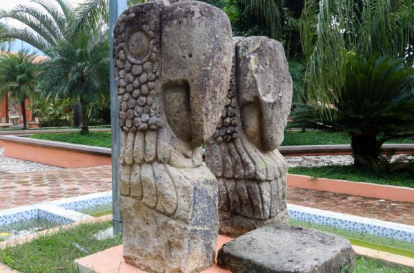 La Unión se ubica en el departamento de Copán, en donde existe un sitio arqueológico con estelas mayas, una clase de monumento de la cultura maya de la Mesoamérica antigua. Consistía de una piedra alta tallada y frecuentemente se asociaban con piedras bajas de forma circular que ahora llaman altares.​