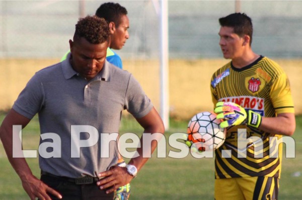 Carlos Pavón no seguirá en el Vida