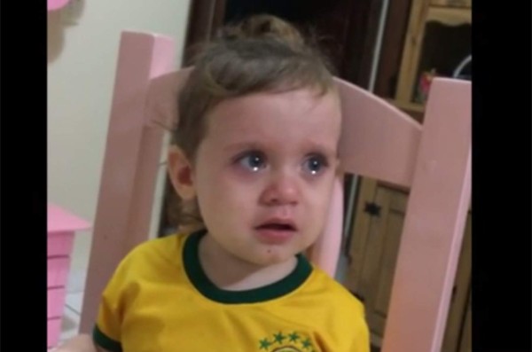 Video: Niña brasileña llora por lesión de Neymar
