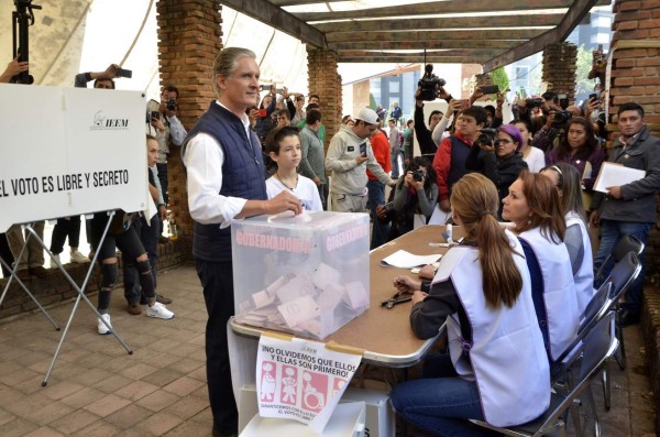 Mexico State candidate for governor for the Institutional Revolutionary Party (PRI) Alfredo del Mazo, votes at a polling station in Huixquilucan, Mexico State on June 4, 2017, during state election. Mexico's ruling party risks humiliation Sunday in President Enrique Pena Nieto's home state in a gubernatorial vote that could give a giant boost to leftist presidential hopeful Andres Manuel Lopez Obrador. / AFP PHOTO / JUAN HERNANDEZ MERCADO