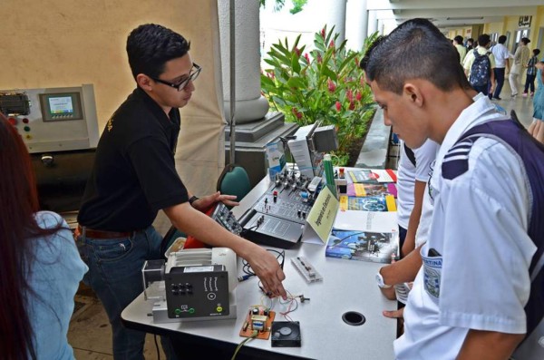Alumnos de media acuden a primera feria vocacional