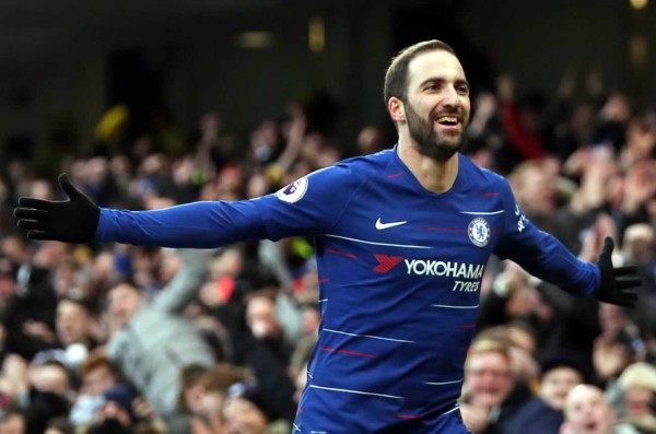 Higuaín se estrena como goleador con doblete y Chelsea resurge en la Premier League