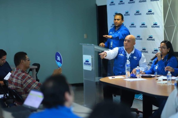 Más de un centenar de personas participan en subasta pública