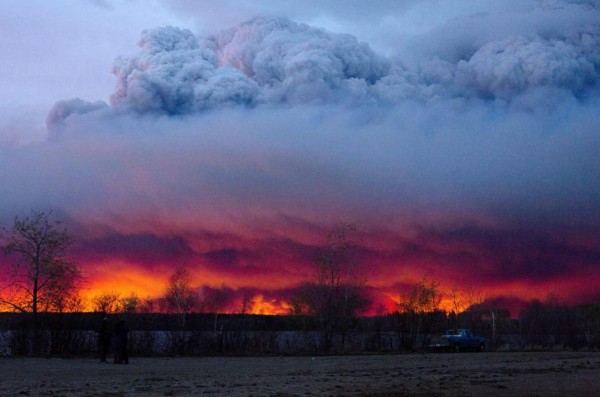 Fuego en Fort McMurray: habitantes escapan del infierno