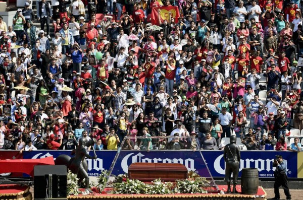 Méxicanos despiden con honores a 'Chespirito'