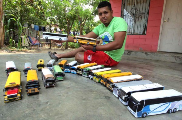 Progreseño cumple su sueño fabricando réplicas de buses