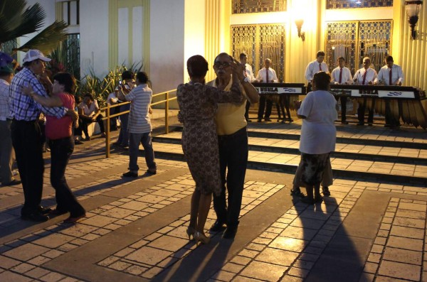 La Marimba Usula Municipal durante una de sus presentaciones en el parque.