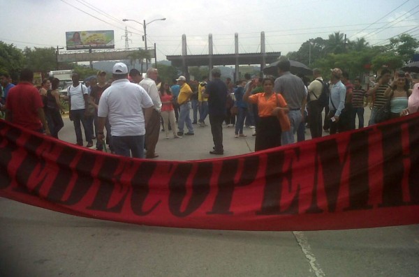 Maestros hondureños dejan otra vez sin clases a niños