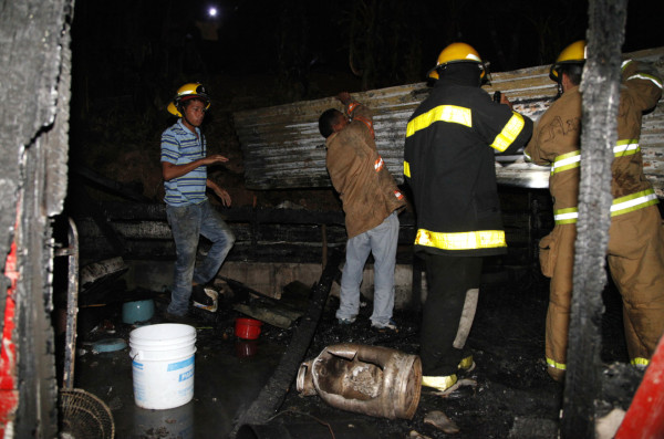 Mueren dos hermanitos en voraz incendio
