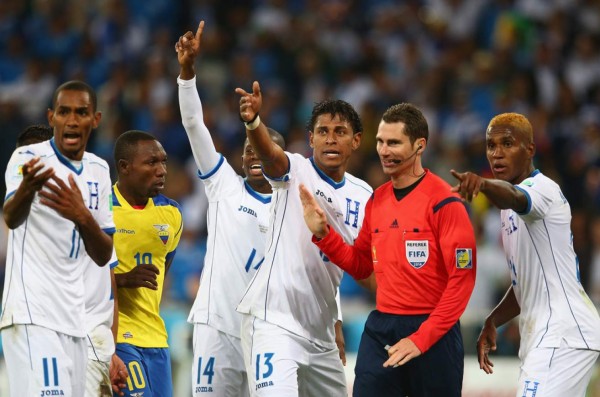 Video: Los dos penales que el árbitro no pitó contra Costly