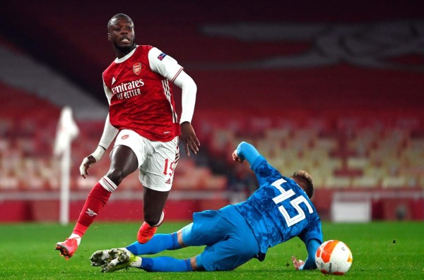 London (United Kingdom), 18/03/2021.- Arsenal's Ainsley Maitland-Niles (L) in action against Olympiacos' goalkeeper Ilias Karargyris (R) during the UEFA Europa League round of 16, second leg soccer match between Arsenal FC and Olympiacos Piraeus in London, Britain, 18 March 2021. (Reino Unido, Londres, Pireo) EFE/EPA/ANDY RAIN