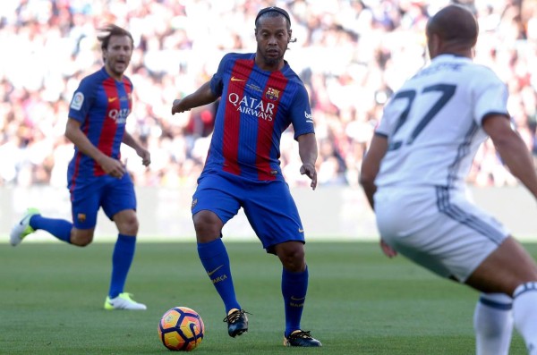 Video: Ronaldinho muestra su magia y humilla a rival antes de venir a Honduras