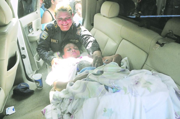 Mujer da a luz en un carro asistida por doctora forense y una policía