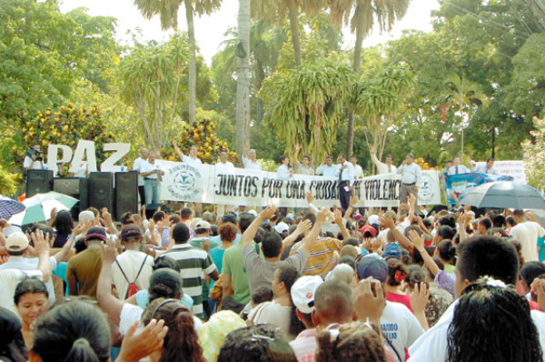 Con oraciones y cantos piden paz en La Ceiba