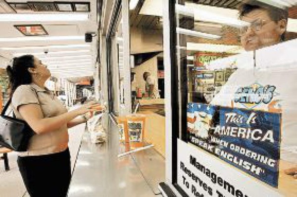 Restaurante ordena a sus clientes a hablar y solicitar el menú en inglés