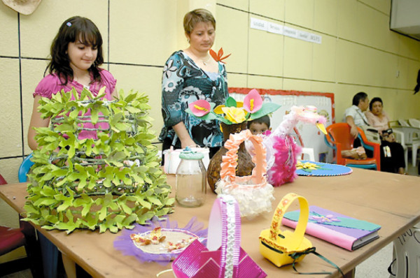 Convierten el material usado en obras de arte