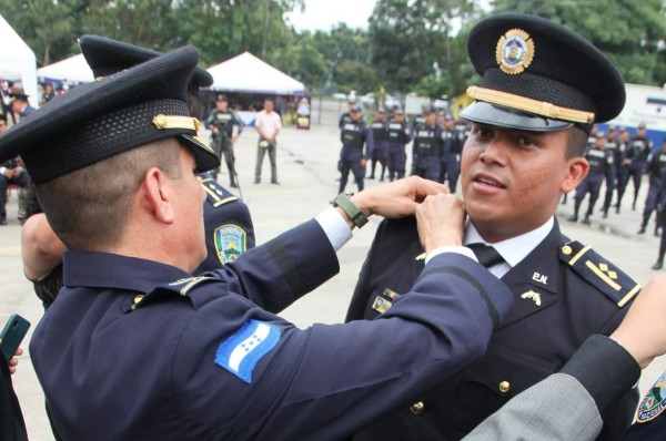 Ascienden a 14 policías de la escala básica y oficiales