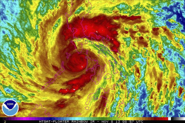 Tres Muertos y miles de evacuados en Filipinas por el tifón más potente de 2013
