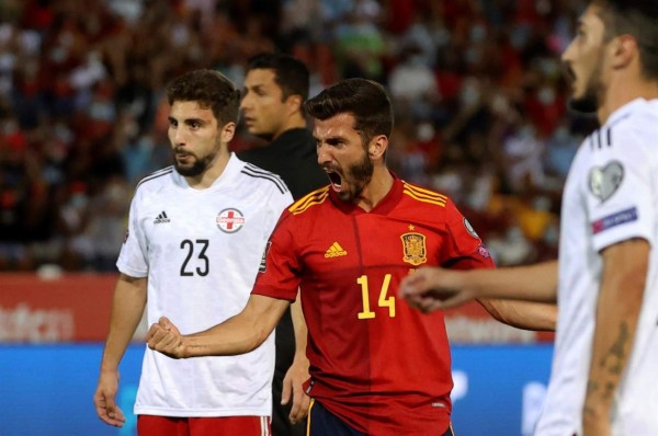España golea y se aferra al milagro mundialista