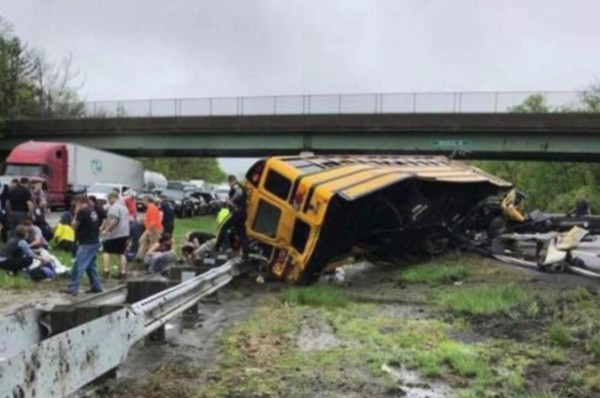 Accidente de autobús escolar en Nueva Jersey deja dos muertos