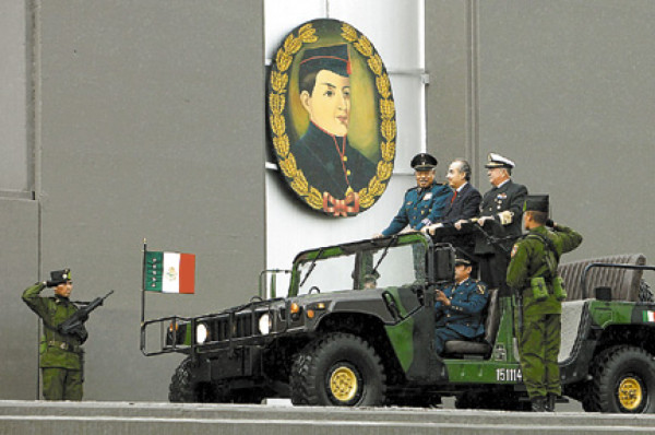 Detienen a 31 policías por nexos con narcos