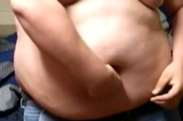 Se introduce muchas monedas en su ombligo