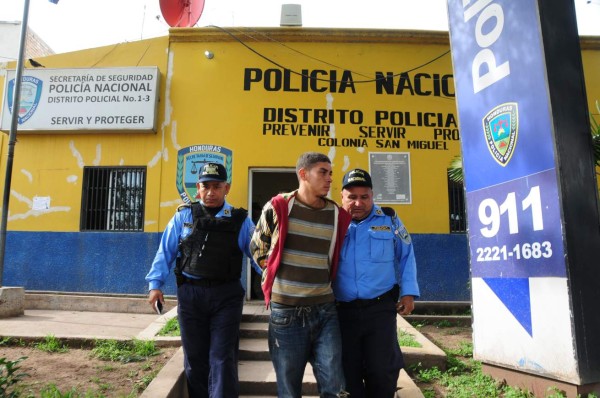 Madre defiende a hijo que mató a su padre