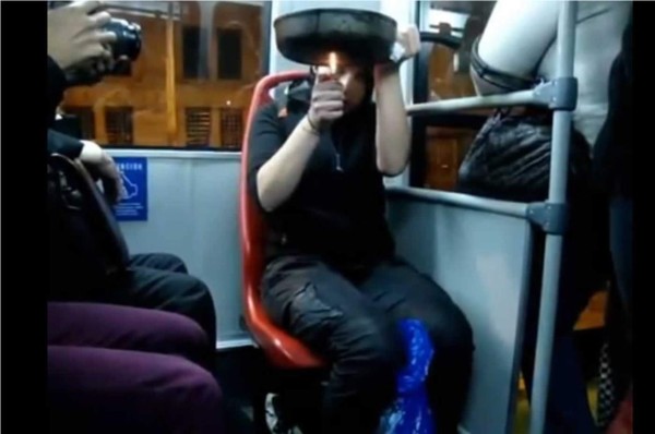 La necesidad por comer obligó a esta mujer a cocinar dentro de un autobús público. Foto YouTube.