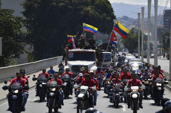 'Fusil en mano', grupos chavistas prometen defender a Maduro a sangre y fuego