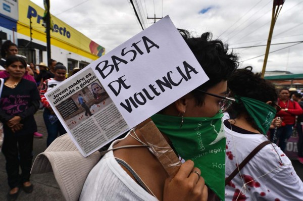 Mujeres marchan para exigir alto a la violencia