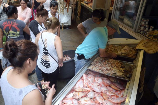 Hasta L20 aumentan precios de los mariscos en mercados sampedranos