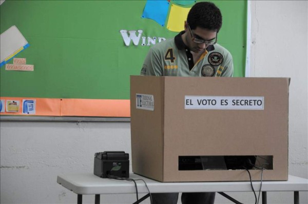 Panameños votan en reñidas elecciones bajo la sombra de Martinelli